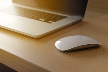 çatı Cafe ahşap masa üzerinde fare ve dizüstü bilgisayar.