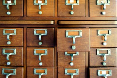 Eski ahşap vintage tıp çekmece kabine. Katalog dosya dolabı. Veri depolama