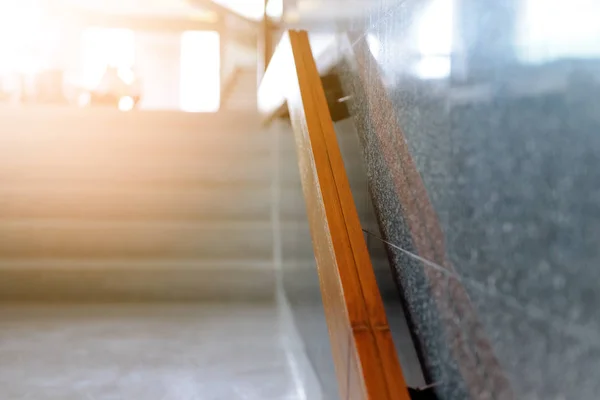 Escalier Marbre Avec Rampe Bois Dans Bâtiment Pour Monter Descendre — Photo