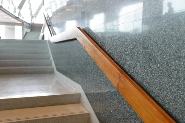 Escadas Mármore Com Corrimão Madeira Edifício Para Aumentar Diminuir Segurança — Fotografia de Stock