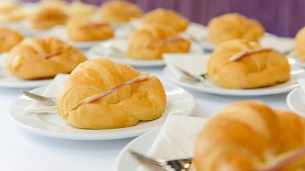 Több Friss Croissant Szendvics Sonkás Sajtos Fehér Tányérra Tea Idő — Stock Fotó