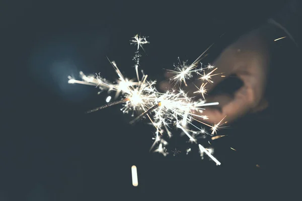 Mãos Femininas Segurando Sparkler Com Fundo Noturno Natal Festivo Brilhante — Fotografia de Stock