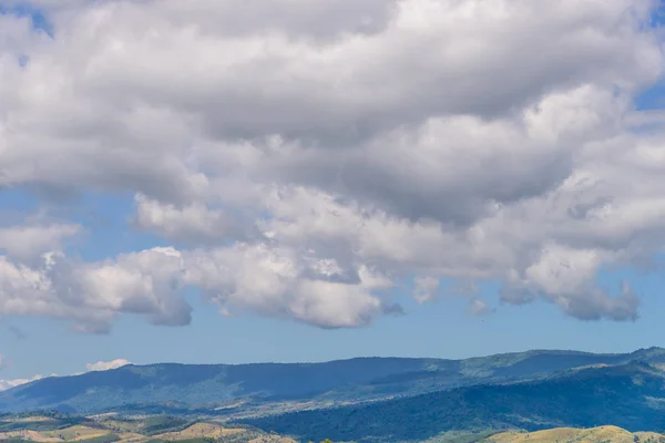 Schöne Berglandschaft Und Wiesen Mit Schönem Blauen Himmel Und Wolken — Stockfoto