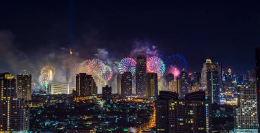 Kutlama fireworks gece zaman şehirde. Bangkok şehir manzara. Tayland.
