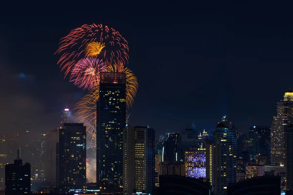晚上在城市庆祝焰火 曼谷的风景 — 图库照片