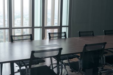 Masa ve sandalyeler ofis toplantı salonu. boş konferans salonu.