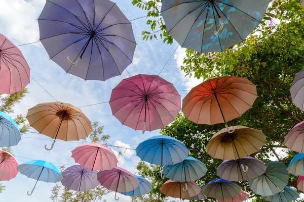 Парке Украшено Множество Разноцветных Зонтиков Голубым Небом Летний Фестиваль — стоковое фото