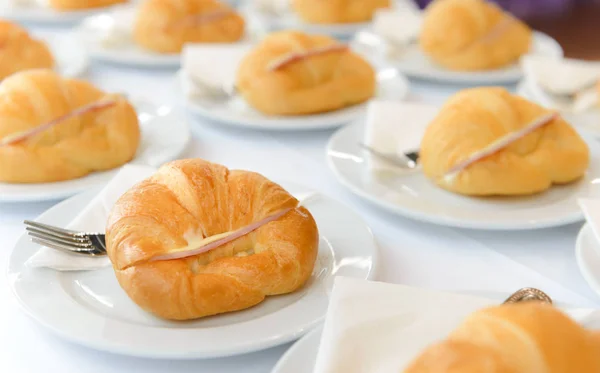 Több Friss Croissant Szendvics Sonkás Sajtos Fehér Tányérra Tea Idő — Stock Fotó