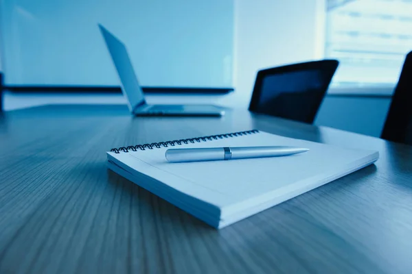 Pen Notepad Laptop Agenda Kept Table Empty Corporate Conference Room — Stock Photo, Image