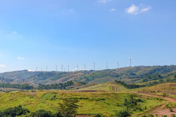 Izgaralı Rüzgar Enerjisinden Yapma Dağda Rüzgar Türbini — Stok fotoğraf