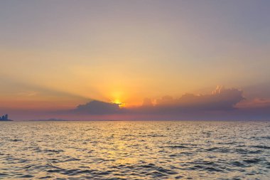 Güzel dramatik gökyüzü bulutlar deniz günbatımı zaman üzerinde ışık ışınları ile. Arka plan için doğal peyzaj