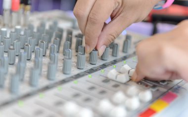 parmak Resepsiyon karıştırma ses kayıt stüdyosu kontrol mühendisi veya müzik yapımcısı