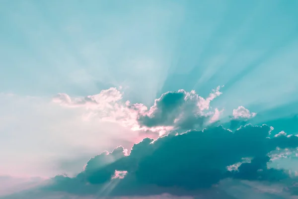 Schöne dramatische Wolken mit leichten Strahlen bei Sonnenuntergang. Naturlandschaft als Hintergrund — Stockfoto