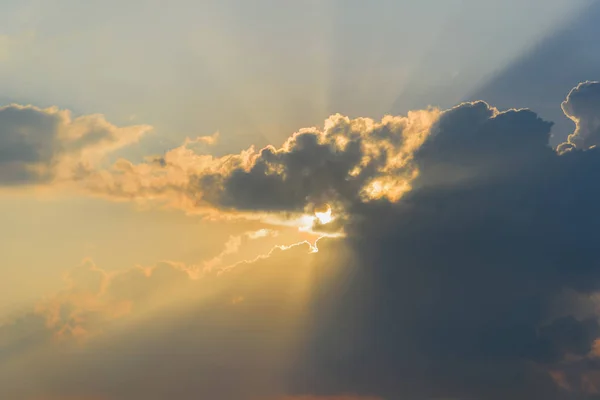 Schöne dramatische Wolken mit leichten Strahlen bei Sonnenuntergang. Naturlandschaft als Hintergrund — Stockfoto