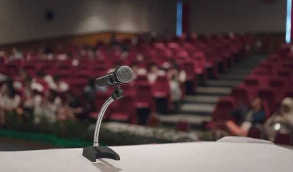 Micrófono sobre la mesa en el seminario o sala de conferencias — Foto de Stock
