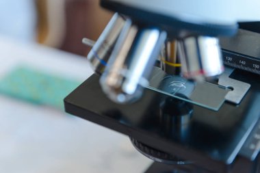 Laboratuvarda optik mikroskop. Tıbbi ekipman. Bilim ve Teknolojiyi Kabul Et