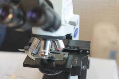 Laboratuvarda optik mikroskop. Tıbbi ekipman. Bilim ve Teknolojiyi Kabul Et