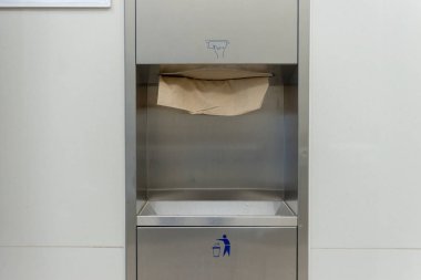metal kutu kullanıcı etkinliği temizlik için kahverengi kağıt havlu