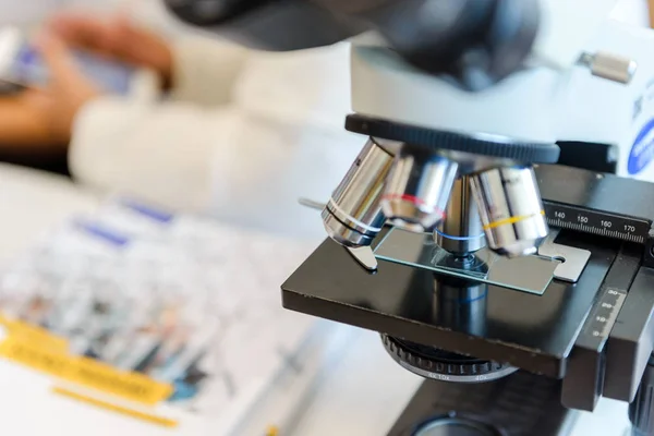 Microscopio óptico en laboratorio. Equipo médico. Concepto Ciencia y Tecnología —  Fotos de Stock