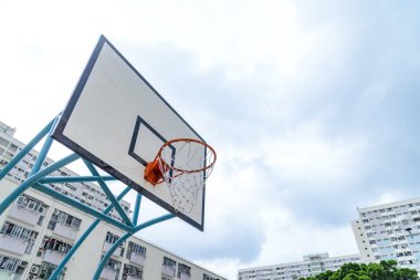 Bulutlu gün Basketbol çember açık havada. Spor kavramı