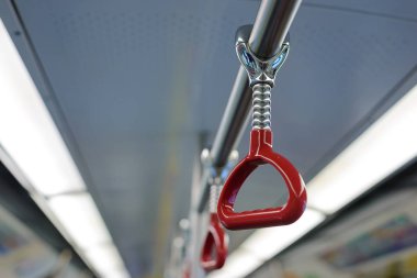 Tren veya otobüs whit kopya alanı içinde ayakta yolcu için kırmızı kolu
