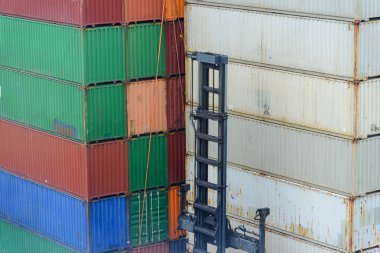 Kargo nakliye ithalat ihracat, lojistik ve taşımacılık konsepti için kapsayıcılardan