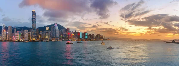 Panorama miasta z gród i panoramę hotelu Victoria Harbour na zachód słońca. Popularny pogląd point Hong Kong city w czasie Zmierzch — Zdjęcie stockowe