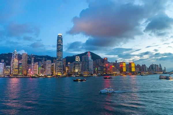 Gród i panoramę hotelu Victoria Harbour na zachód słońca. Popularny pogląd point Hong Kong city w czasie Zmierzch — Zdjęcie stockowe