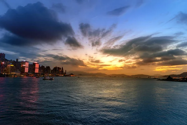 Gród i panoramę hotelu Victoria Harbour na zachód słońca. Popularny pogląd point Hong Kong city w czasie Zmierzch — Zdjęcie stockowe