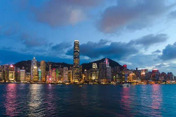 Gród i panoramę hotelu Victoria Harbour na zachód słońca. Popularny pogląd point Hong Kong city w czasie Zmierzch — Zdjęcie stockowe