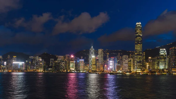 Gród i panoramę hotelu Victoria Harbour na zachód słońca. Popularny pogląd point Hong Kong city w czasie Zmierzch — Zdjęcie stockowe