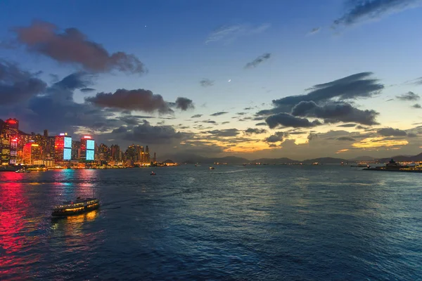 Gród i panoramę hotelu Victoria Harbour na zachód słońca. Popularny pogląd point Hong Kong city w czasie Zmierzch — Zdjęcie stockowe