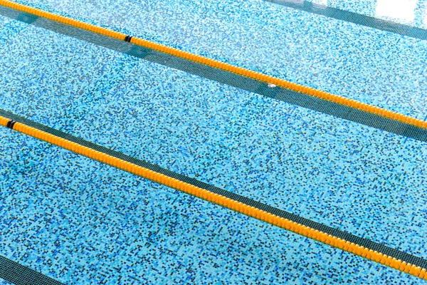 레이스 트랙 또는 레인 마커 실내 수영장의 상위 볼 수 있습니다. 스포츠 컨셉 — 스톡 사진