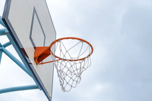 Basketbal hoepel buitenshuis op een bewolkte dag. Sport concept — Stockfoto