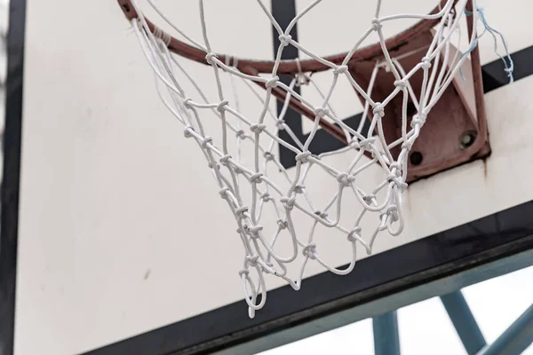 Canestro da basket all'aperto nel giorno nuvoloso. Concetto sportivo — Foto Stock