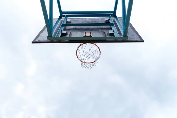 Sob arco de basquete ao ar livre no dia nublado. Conceito de desporto — Fotografia de Stock