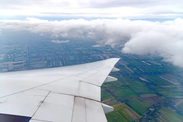 Szárnya a gépet, a felhők fölött repül. Nézd, egy repülőgép ablakból — Stock Fotó