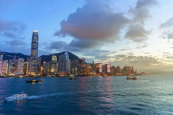 Gród i panoramę hotelu Victoria Harbour na zachód słońca. Popularny pogląd point Hong Kong city w czasie Zmierzch — Zdjęcie stockowe