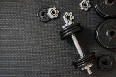 Metin için kopya alanı ile siyah zemin üzerinde Demir dambıl veya ağırlıkları üst görünümü. Düz döşeme kompozisyonu. Sağlık kavramı. 