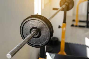 Fitness salonunda rafta barbell yan görünümü. Ağırlık Eğitim Ekipmanları. Sağlık kavramı.