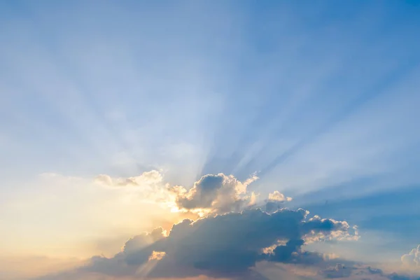 Schöne dramatische Wolken mit leichten Strahlen bei Sonnenuntergang. Naturlandschaft als Hintergrund — Stockfoto