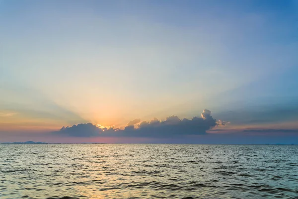 Belle nuvole drammatiche cielo con raggi di luce sul mare al tramonto. Paesaggio naturale per sfondo — Foto Stock