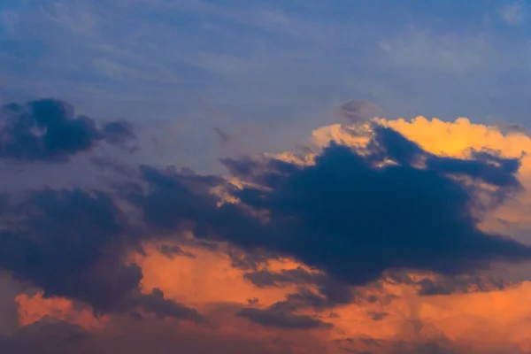 Dramático paisaje nublado en el cielo al atardecer. Fondo nublado abstracto — Foto de Stock