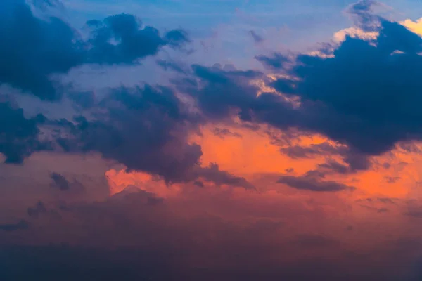 Dramático paisaje nublado en el cielo al atardecer. Fondo nublado abstracto — Foto de Stock