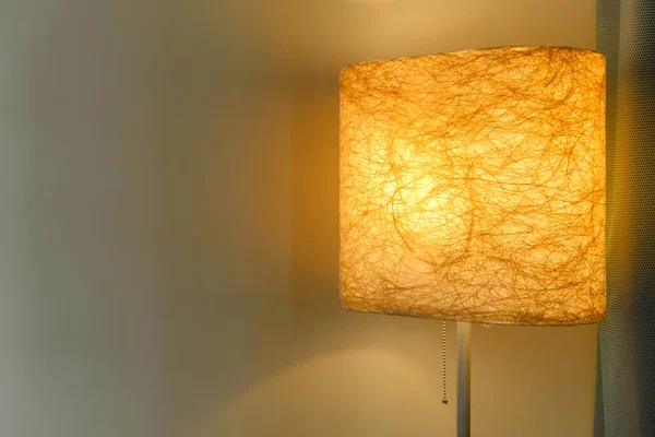 Close-up moderne staande lamp in de buurt van gordijn — Stockfoto
