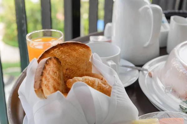 Friss kenyeret tálalnak reggelire. finom reggelen — Stock Fotó