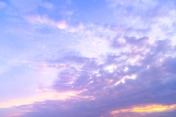 Nubes cúmulos al atardecer, paisaje nublado — Foto de Stock