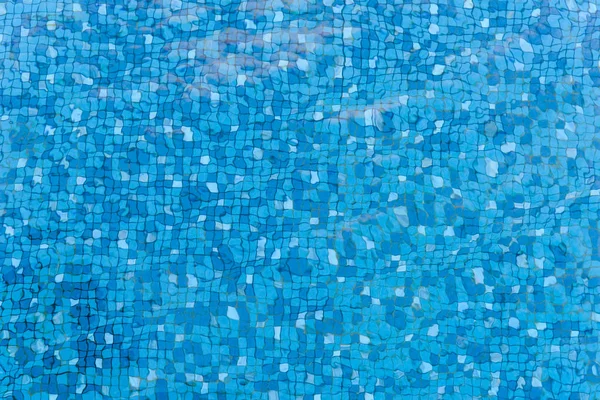 蓝色马赛克瓷砖上水波纹的顶视图。游泳池的底部。背景 — 图库照片