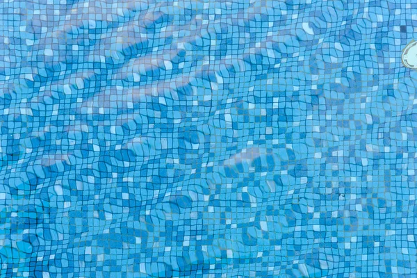 Vista superior de las ondas de agua en azulejos de mosaico azul. fondo de la piscina. antecedentes — Foto de Stock