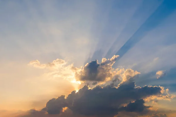 Schöne dramatische Wolken mit leichten Strahlen bei Sonnenuntergang. Naturlandschaft als Hintergrund — Stockfoto